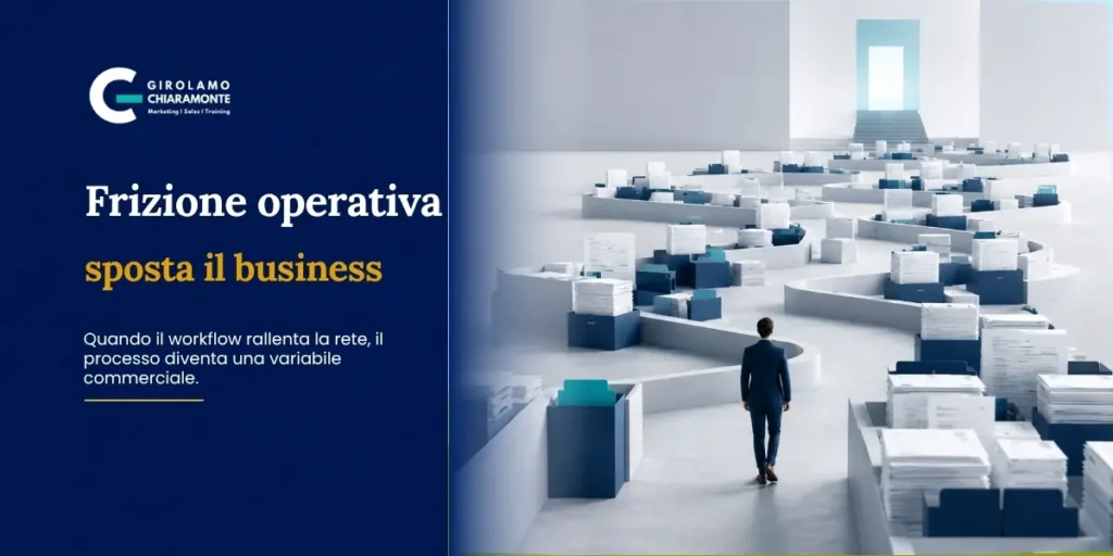 Professionista attraversa un percorso complesso tra pile di pratiche, simbolo della frizione operativa nella distribuzione assicurativa.