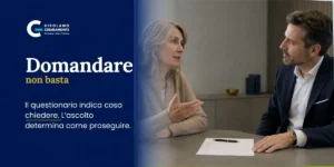 Cliente parla mentre il consulente assicurativo la ascolta attentamente, con un questionario sul tavolo.
