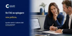 Cliente e consulente assicurativo approfondiscono una polizza dopo averne consultato la spiegazione su un computer.
