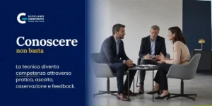 Professionista osserva e prende appunti durante una simulazione di colloquio tra consulente e cliente.