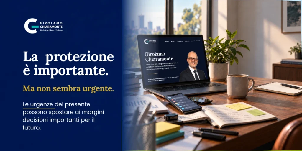 Scrivania con laptop aperto sul sito di Girolamo Chiaramonte, smartphone, documenti e appunti che occupano il primo piano, mentre un quaderno ordinato resta ai margini.