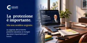 Scrivania con laptop aperto sul sito di Girolamo Chiaramonte, smartphone, documenti e appunti che occupano il primo piano, mentre un quaderno ordinato resta ai margini.