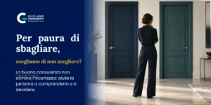Persona vista di spalle ferma davanti a due porte, in esitazione su quale scegliere, metafora dell’incertezza che può sospendere una decisione.