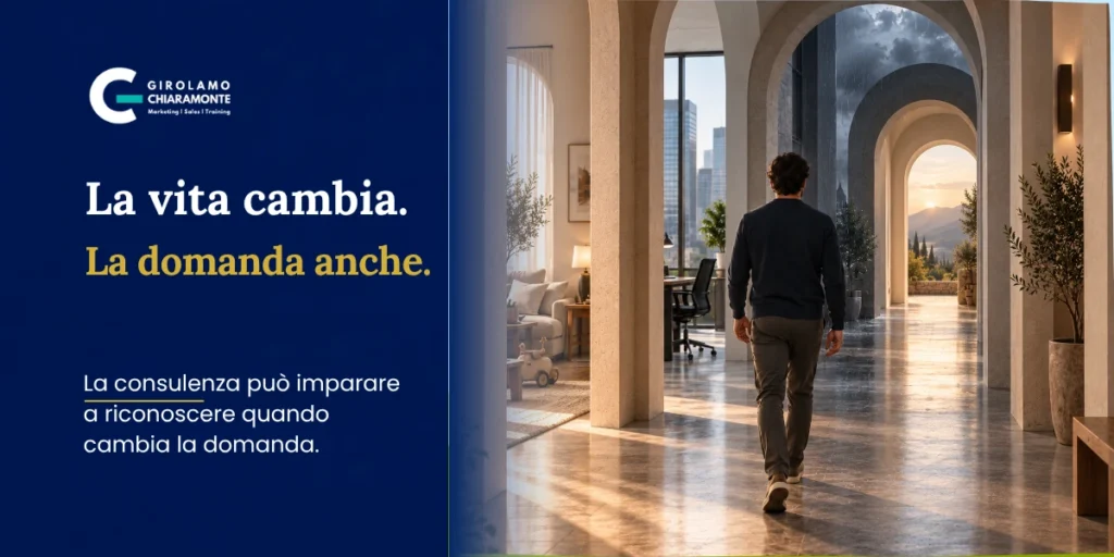 Uomo visto di spalle attraversa una sequenza di archi; tra una soglia e l’altra cambiano gli ambienti e il clima, dal sole a un temporale, rappresentando i diversi passaggi della vita.