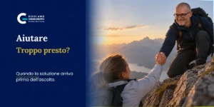Escursionista tende la mano a una persona durante una salita in montagna, metafora del rapporto tra aiuto e ascolto nella consulenza.